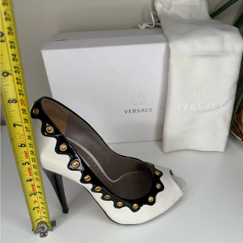 Versace White Nappa Leather Peep Toe Heels 39 Black Patent Gold Pumps DSL531R - Picture 9 of 15